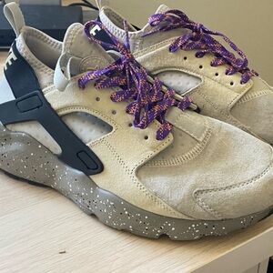 Unique Nike Hurachi’s Men’s size 10